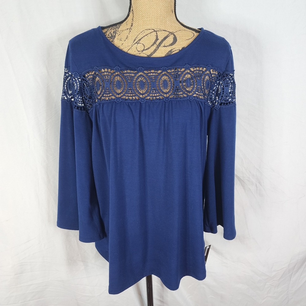 New w/tag NEW DIRECTIONS Size Large Crochet Accent Bell Sleeve Curved Hem Blouse